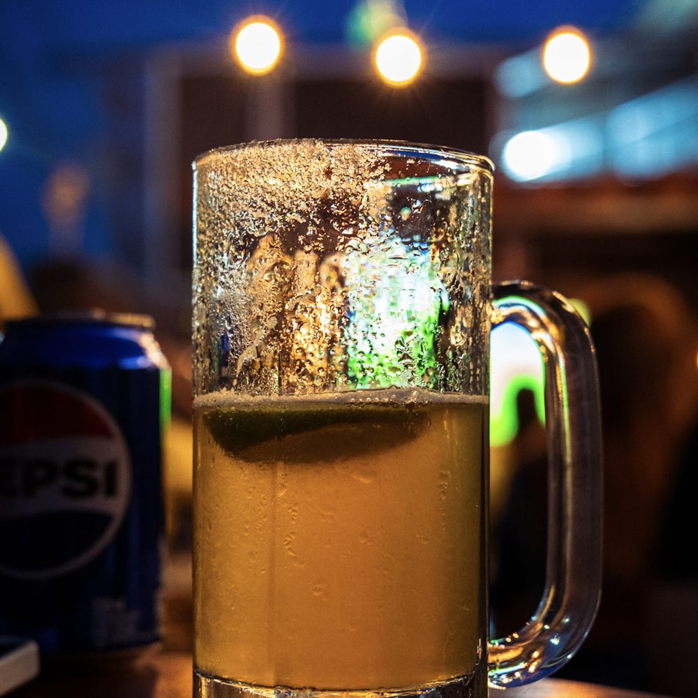 Caneca de chopp gelada na mesa da área externa
